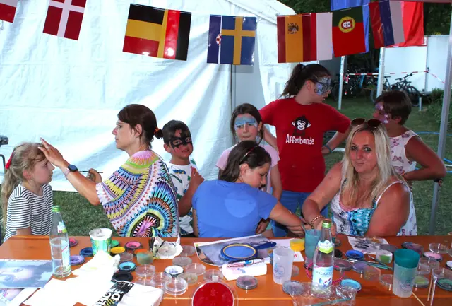 Am Kinderschminkstand herrschte den ganzen Abend reges Treiben. | Foto: Peter Heider