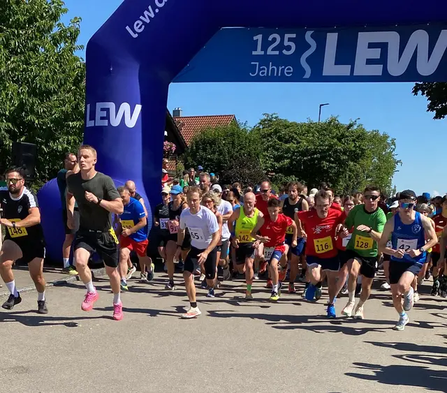 Über 1400 Teilnehmerinnen und Teilnehmer gingen beim Landkreislauf in Hochwang an den Start.  | Foto: Benjamin Sigmund / Landratsamt Günzburg
