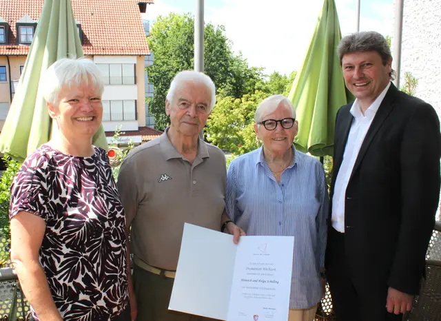 Gratulationsrunde bei der Diamantenen Hochzeit im Hause Schilling (von links): Tochter Gudrun Schilling-Wirkner, Heiner Schilling, Helga Schilling und Meitingens Bürgermeister Michael Higl.  | Foto: Peter Heider