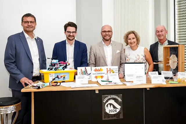 (v.l.): Stephan Karg, Bürgermeister Höchstädt a.d. Donau, Manuel Knoll, MdL, Digitalminister Dr. Fabian Mehring, Marina Jakob, MdL, Helmut Herreiner, Rektor Gerhard-Kornmann-Grund- und Mittelschule | Foto: Bayerisches Staatsministerium für Digitales