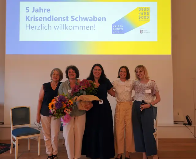 Fünf Jahre Krisendienst Schwaben – ein Grund zum Feiern: v. l. n. r. Bezirksrätin und weitere Stellvertreterin des Bezirkstagspräsidenten Barbara Holzmann, Walburga Bram-Kurz (Koordinatorin Krisendienst Schwaben), Victoria Kramer und Dr. Lena Grüber (Leiterinnen der telefonischen Leitstelle des Krisendienstes Schwaben), Monika Kolbe (Leitung der Sozialverwaltung). | Foto: Sebastian Blum
