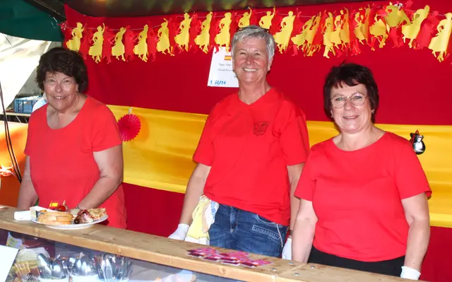 Die fleißigen Frauen freuten sich über die gute Stimmung der Besucher auf der Festwiese. | Foto: Peter Heider