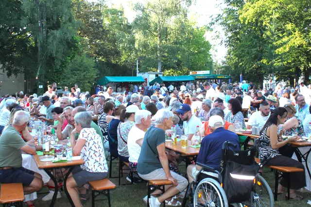 Bei hochsommerlichen Temperaturen feierten etwa 800 Besucher beim Meitinger CSU-Lichterfest im Fiakerpark bis spät in die Nacht gefeiert.  | Foto: Peter Heider