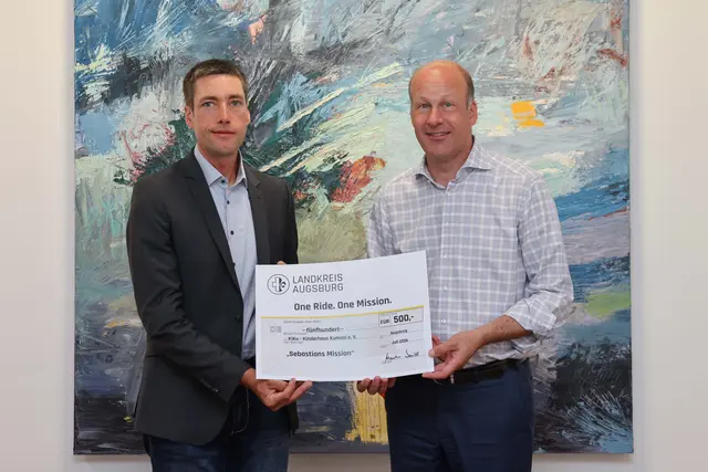  Landrat Martin Sailer (rechts) überreichte dem Bonstetter Ultracycler Sebastian Mayr einen Spendenscheck in Höhe von 500 Euro, um dessen gemeinnützige Aktion zugunsten des Kinderhauses KiKu in Kumasi in Ghana zu unterstützen.
 | Foto: Lina Prinzensing