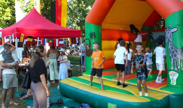 Eine Hüpfburg sorgte für Spaß und Kurzweil  bei den jungen Lichterfestgästen. | Foto: Peter Heider