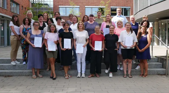 Vertreterinnen und Vertreter den Kindertageseinrichtungen, die an der Kampagne „Startchance kita.digital“ im Landkreis Günzburg teilnahmen, erhielten beim feierlichen Abschluss im Landratsamt eine Teilnahmeurkunde.    | Foto: Benjamin Sigmund / Landratsamt Günzburg