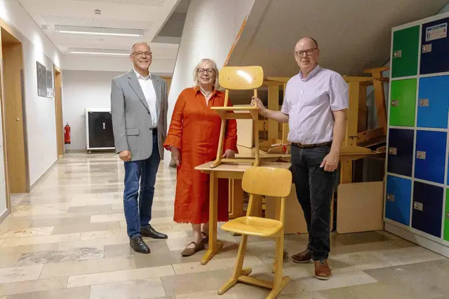 Ein ganzer Klassensatz an Schulmöbeln wurde vom Anna Barbara von Stettensches Institut Augsburg für die Schule in Charkiw gespendet. Elternbeiratsvorsitzender Björn Salanga (rechts) hatte eine Möbelspende angefragt und prompt 32 Tische mit Stühlen von Schulleiterin Barbara Kummer (Mitte) und Geschäftsführer Harald Reizner (links) erhalten. 