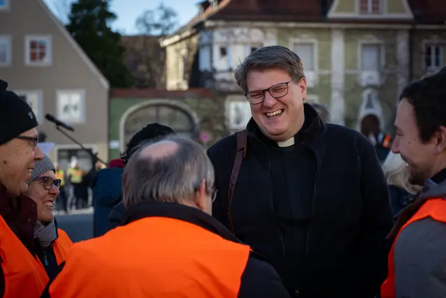 Pater Brühl war sehr erfreut, wie viele auch Verantwortung für die Veranstaltungsdurchführung übernahmen und danke ihnen sehr.  | Foto: Achim Lüders