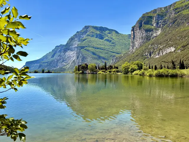 Erst im stetigen, entschleunigten Rhythmus des Vorbeigleitens auf zwei Rädern öffnet sich der Blick für die leisen Nuancen des Val dei Laghi, wo das tiefe Smaragdgrün des Lago di Toblino die herbe Erhabenheit der aufragenden Kalkwände spiegelt und jene bewusste Wahrnehmung schenkt, in der die kühle alpine Silhouette fast unmerklich in die sanfte Milde des Südens übergeht.
 | Foto: Daniel J. Basler