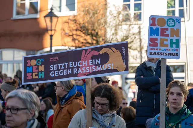 Viele Einzelpersonen und auch Gruppen, Vereine, Parteien, Verbände etc. waren bei der Demonstration dabei, um Farbe zu bekennen. Wie hier die Friedberger Pfadfinder.  | Foto: Achim Lüders
