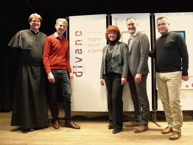 Beim Pallotti-Fest im Januar 2019 waren dann alle Planungen so weit gediehen, dass man den Namen des neuen Orts der Begegnung enthüllen konnte und den Bauzeitenplan.

„Divano — Kaffee, Kunst &amp; Spirit“ war der neue Name und alle Infos sollte man dann ab sofort an der  Infowand in der Stadtpfarrkirche erhalten.  | Foto: Dr. Franz Muhr
