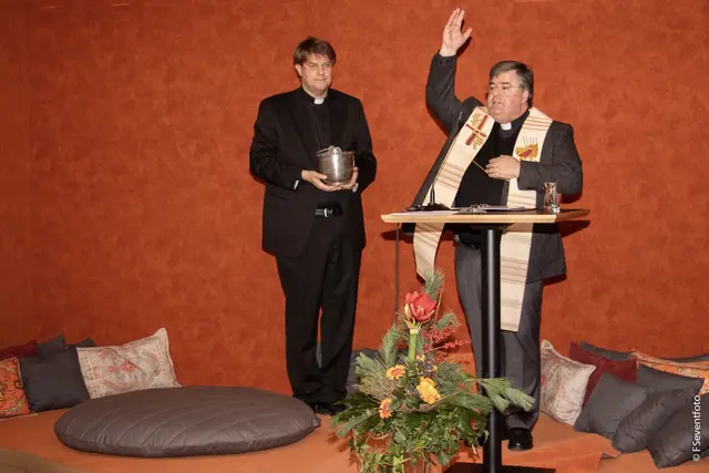 Ohne die entscheidende Unterstützung des damaligen Generalvikars Msgr. Harald Heinrich wäre das Projekt Divano noch in der Planungsphase begraben worden. Daher war es nur folgerichtig, ihn einzuladen und zu bitten den neuen Ort der Begegnung den kirchlichen Segen zu geben. 
Msgr. Heinrich nannte das Divano des Öfteren ein „Leuchtturmprojekt“ im Bistum Augsburg.  | Foto: Dr. Franz Muhr