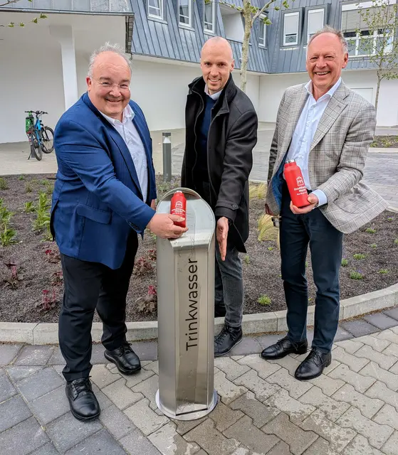 Stadtbergens Erster Bürgermeister Metz freut sich zusammen mit Marcus Rothenbucher sowie Jürgen Kolper (beide Firma Walter Beteiligungen und Immobilien AG) über den neuen Trinkwasserbrunnen am neuen Quartiersplatz im Stadtberger Markt.  | Foto: Martin Bruckmeier, Stadt Stadtbergen