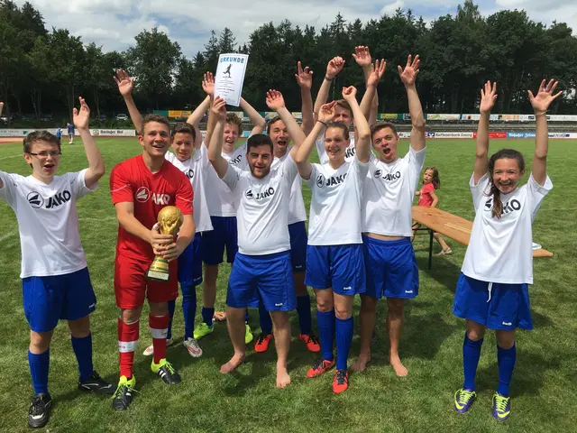 Ab und zu sollen junge Leute auch ihre Kräfte und ihr Geschick miteinander messen können. Eine sehr gute Möglichkeit dazu bietet das Dekanats-Ministranten-Fußballturnier, bei dem die Minis von St. Jakob schon so manchen Pokal gewonnen  | Foto: P. Steffen Brühl