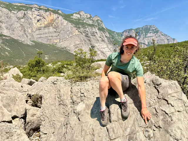 Arianna Randazzo, ortskundige Geologin, kauert zwischen den hellen Kalkblöcken der Marocche di Dro und legt die Fingerspitzen auf eine Feuersteinknolle, die einer der zahllosen Bergstürze dieses Tals erst freigelegt hat – ein Splitter des uralten Meeresbodens, aus dem hier schon vor Jahrtausenden die ersten Klingen und Funken geschlagen wurden: ein Fund, klein genug für eine Hand, alt genug für ein Zeitalter.
 | Foto: Daniel J. Basler