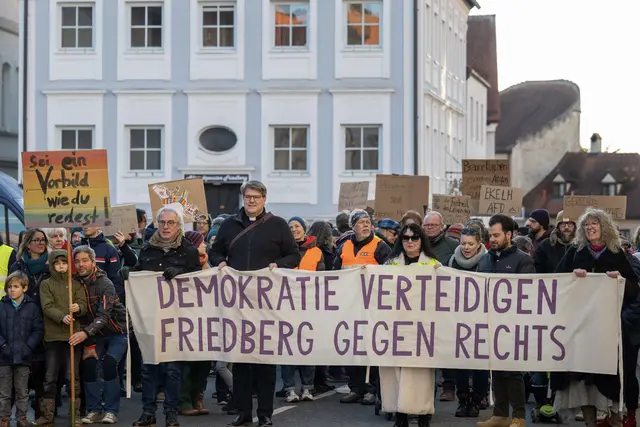 Am 28. Januar 2024 fand in Friedberg eine der größten Demonstrationen seit Jahrzehnten statt. Es ging darum deutlich zu zeigen, dass die freiheitlich-demokratische Grundordnung der Stützpfeiler unserer Gesellschaft ist, der wiederum sein Fundament in dem eindeutigen Bekenntnis zur Achtung der Menschenwürde hat. 

Wo versucht wird, Menschen ihre unantastbare Würde abzusprechen und ihnen dann ihre Grundrechte nehmen will oder einschränkt, der muss damit rechnen, das die Friedbergerinnen und Friedberger dem laut und deutlich widersprechen. | Foto: Achim Lüders