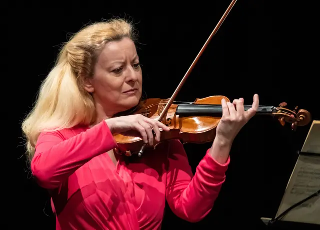 Die Geigerin und Erzählerin Katrin Ambrosius entführt ihr Publikum auf eine klangvolle Reise durch Musik, Geschichte und Architektur.