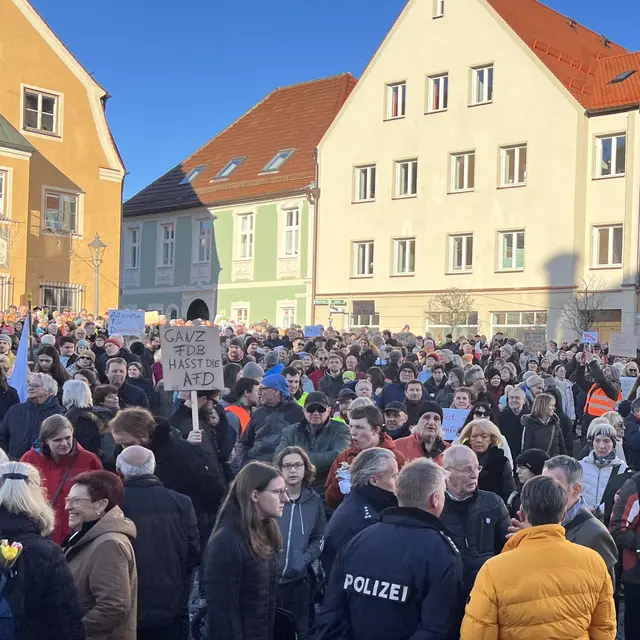 Mit rund 2.000 Teilnehmenden war „Demokratie verteidigen“ einer der größten Demos in Friedberg seit dem Zweiten Weltkrieg.  | Foto: Achim Lüders