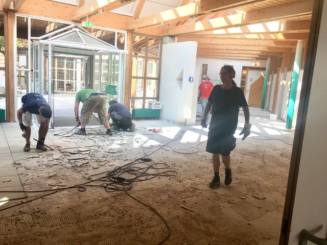 Das Bistum Augsburg sicherte schließlich zu, die Baukosten zu übernehmen und danach die Personalkosten im laufenden Betrieb. 

Dennoch war das Projekt nicht üppig ausgestattet mit finanziellen Mitteln. Und so musste viel in Eigenleistung erledigt werden. Ganz viele Hände haben mit angepackt. Danke! | Foto: Achim Lüders