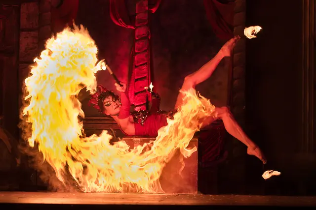 Hexe Roxana bietet am Freitag- und Samstagabend eine beeindruckende Feuershow. 