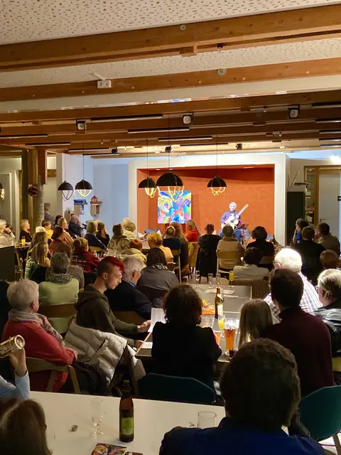 Das Divano ist nicht nur ein sozialer Ort, es ist auch ein kultureller. So versteht es sich u.a. als Unterstützer für Künstlerinnen und Künstler. 

Eine ganze Reihe Gemäldeausstellungen wurden bereits im Divano veranstaltet. Auch der regionale Jugendkunstpreis „Junge Kunst“ des Rotary Clubs Friedberg wurde im Divano veranstaltet. Außerdem bietet das Divano Musikerinnen und Musikern auch gerne eine Bühne, hier zum Beispiel der Friedberger Gitarristin Stephanie Jones. | Foto: P. Steffen Brühl