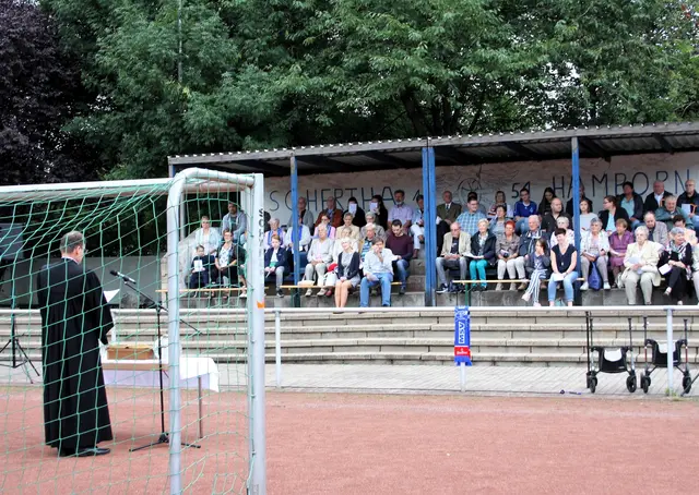 Vor neun Jahren nahmen über 80 Besucher am Gottesdienst mit dem damaligen Pfarrer Michael Hüter auf dem Platz von Hertha Hamborn teil, sangen, beteten und freuten sich über die gelebte Gemeinsamkeit beim anschließenden Grillen. Die Tribüne gibt es nicht mehr, der Aschenplatz wurde durch einen Kunstrasen ersetzt. Aber das „leckere Miteinander“ gibt es auch in diesem Jahr am 19. Juli.
Foto: Reiner Terhorst