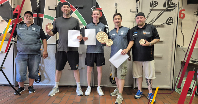 von links: Philipp Möller (Turnierleitung), Patrik Seitz (3. Platz), Lukas Nußbaum (1. Platz), Robert Geyer (2. Platz) und Joel Wielinski (4. Platz) | Foto: Steeldart Moers
