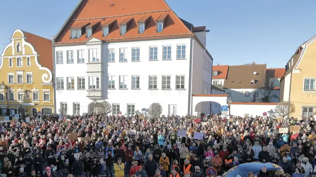 Am 28. Januar 2024 fand in Friedberg eine der größten Demonstrationen seit Jahrzehnten statt. Es ging darum deutlich zu zeigen, dass die freiheitlich-demokratische Grundordnung der Stützpfeiler unserer Gesellschaft ist, der wiederum sein Fundament in dem eindeutigen Bekenntnis zur Achtung der Menschenwürde hat. 

Wo versucht wird, Menschen ihre unantastbare Würde abzusprechen und ihnen dann ihre Grundrechte nehmen will oder einschränkt, der muss damit rechnen, das die Friedbergerinnen und Friedberger dem laut und deutlich widersprechen. | Foto: Achim Lüders
