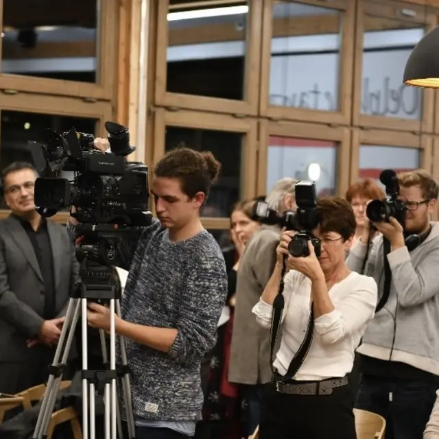 Von Anfang an wurde das Projekt Divano medial aufmerksam begleitet. So führte ein Interview von Antenne Bayern mit P. Brühl dazu, dass sich spontan eine ganze Reihe Hörer zur ehrenamtlichen Mitarbeit im Divano meldete – viel Monate, bevor es überhaupt losging.  | Foto: Dr. Franz Muhr