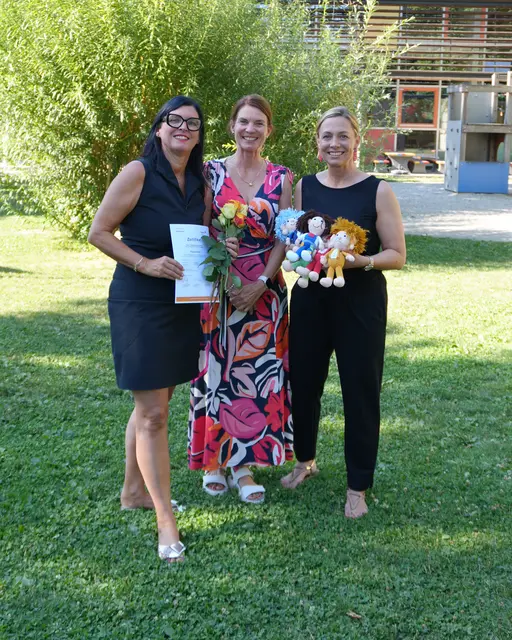 Von links: Gabriele Schantin, Leitung Hedwigskindergarten, Michaela Lenhart, Papilio-Trainerin, und Susanne Olita, Erste Bürgermeisterin, freuen sich über den erfolgreichen Abschluss der neun Erzieherinnen des Hedwigskindergartens. | Foto: Stadt Gersthofen / Kai Schwarz