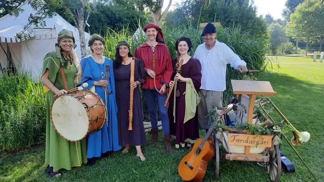 Das Ensemble Tandaradei bietet originale Renaissancemusik. Sie haben keinen festen Standort, sondern ziehen mit ihrer Musik durch die Gassen Aichachs.