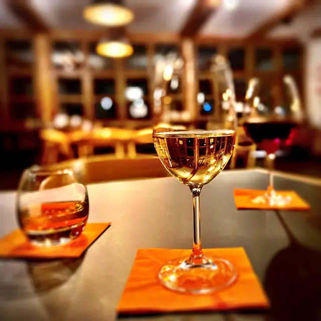 Das Konzept der DIVANOlounge unterschied sich in zwei Punkten wesentlich vom regulären Divano: Es wurde auch Alkohol ausgeschenkt und während der Öffnungszeit der Lounge gab es Preise, die auch kassiert wurden. 

Nach wenigen Monaten war klar: die DIVANOlouge wird von den Gästen nicht angenommen. Meistens waren die ehrenamtlichen Mitarbeitenden unter sich. So wurde dieses Projekt auch wieder beendet.  | Foto: P. Steffen Brühl