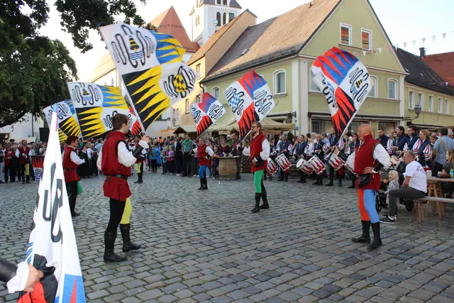 Mehrere historische Fanfarenzüge und Fanfarenschwinger werden das Fest mit ihren Darbietungen bereichern. 