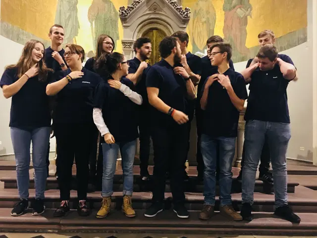 Gute Jugendarbeit wird zu allererst von den jungen Leuten selbst honoriert. Und so ist auch gut zu verstehen, dass sich immer wieder junge Menschen bereiterklären, Verantwortung zu übernehmen und sich entsprechend als Jugendgruppenleiter/in ausbilden lassen. 

Das Bild zeigt das Begleiterteam der Friedberger Ministranten in den Vorbereitungen eines Gruppenbildes. 

 | Foto: P. Steffen Brühl