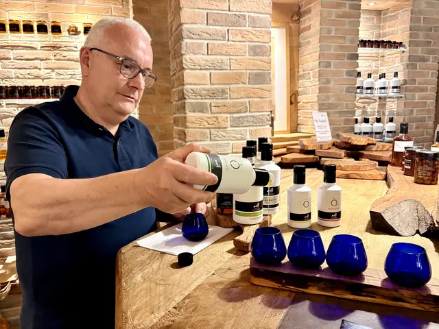 In einem eigens für Verkostungen eingerichteten, kühlen Raum des Agriturismo Maso Bòtes, dessen Steinwände dem Öl dieselbe konstante Kühle bewahren, die es auch im Fass verlangt, stehen die kobaltblauen Gläser aufgereiht bereit – ihre Farbe folgt einer stillen Regel der internationalen Olivenölverkostung: Sie nimmt dem Auge die Farbe des Öls, damit allein Nase und Gaumen urteilen. Renato Santuliana, der Hausherr, gießt sein Öl mit derselben Konzentration ein, mit der er davon erzählt – in Sätzen, die eher nach einem Gedicht als nach einer Produktbeschreibung klingen.
 | Foto: Daniel J. Basler