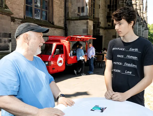 Auch Reiner Siebert (l.) und Luke Barton-Andrews hatten einen intensiven , generationenübergreifenden Meinungsaustausch.
Foto: Bartosz Galus
