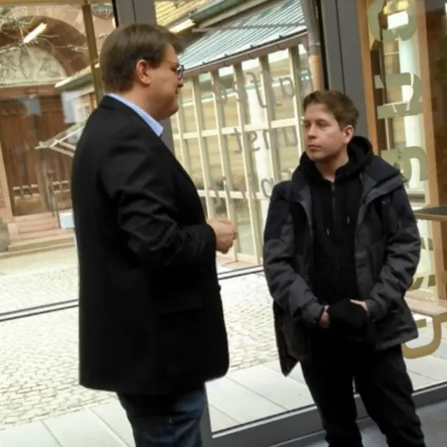 Immer wieder wird die Pfarrei bzw. die Divano-Leitung angefragt, das Konzept unter ganz unterschiedlichen Gesichtspunkten vorzustellen.  

Hier besuchte der damalige SPD-Generalsekretär Kevin Kühnert das Divano und informierte sich über diese ausstrahlenden Andersort in Friedberg. | Foto: Pfarrei St. Jakobus maj. 