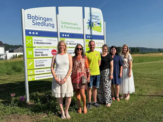 Die neue Beschilderung an den Zufahrtsstraßen zu Bobingen Siedlung erstrahlt im neuen Glanz. Die Beteiligten haben die neue Beschilderung zusammen begutachtet v.l.n.r. Meike Maßholder (Marketingagentur massholder|gutmayer GmbH), Annamaria Cerbu (Dental Manufaktur), Kevin Blank (Hernas Supermarkt), Maria Schempp (Wirtschaftsförderung &amp; Stadtmarketing, Stadt Bobingen), Bettina Grießer (Volkshochschule, Stadt Bobingen) sowie Sandra Hartl (Kulturamt, Stadt Bobingen). Es fehlen: Angelina Georgiev (Haarstudio Angelina), Dr. Marleen Freitag (Praxis am Brunnenplatz), Alessandro Carta und Fabrizio Rizzo (Il Mediterraneo). | Foto: Eva-Maria Gürpinar