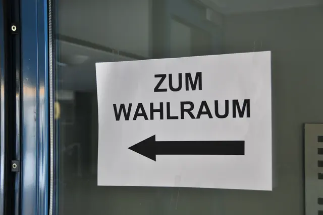 Symbolbild: Eine Reihe von Mittelfeldern müssen zur Kommunalwahl in den Nachbarstadtteil fahren