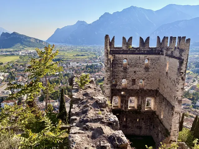 Über den Zinnen des Castello di Arco, wo einst Dürer und Rilke den Blick auf den fernen Gardasee suchten, hat sich das Verhältnis zum Fels selbst gewandelt: Der frühere Habsburger Kurort, dessen mildes Klima im 19. Jahrhundert zur Erholung einlud, ist seit den 1980er-Jahren als "Home of Climbing" bekannt – und dieselbe Wand, die Dürer nur mit dem Pinsel und Rilke nur mit der Feder zu fassen versuchten, wird heute beim jährlichen "Rock Master" von der Weltspitze des Sportkletterns tatsächlich erklommen.
 | Foto: Daniel J. Basler