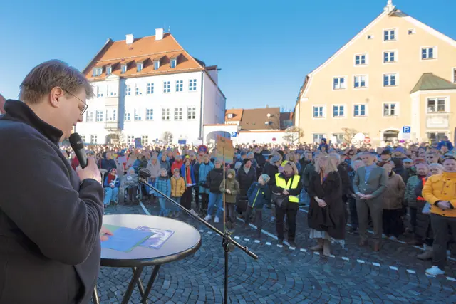 Pater Steffen Brühl fand auf der Demonstration „Demokratie verteidigen“ am 28.01.2024 deutliche Worte gegen jegliche Tendenzen, unsere Demokratie zu schwächen oder abzuschaffen. Demokratie, Gerechtigkeit, Menschenrechte und die Unantastbarkeit der Menschenwürde sind nicht diskutabel. Sie sind die Grundlagen unserer Gesellschaft. | Foto: Achim Lüders