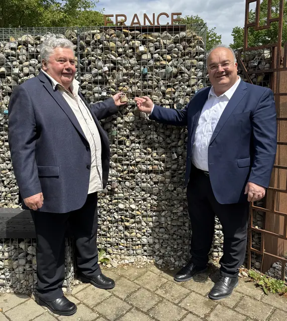 Friedbert Philipp (links) und Stadtbergens Erster Bürgermeister Paulus Metz bringen am Partnerstadt-Kunstwerk nahe der Sporthalle ein Erinnerungsschloss mit persönlicher Gravur an. Es erinnert an Philipps 35-jähriges Engagement für die Städtepartnerschaft zwischen Stadtbergen und Olbernhau. | Foto:  Astrid Flagner
