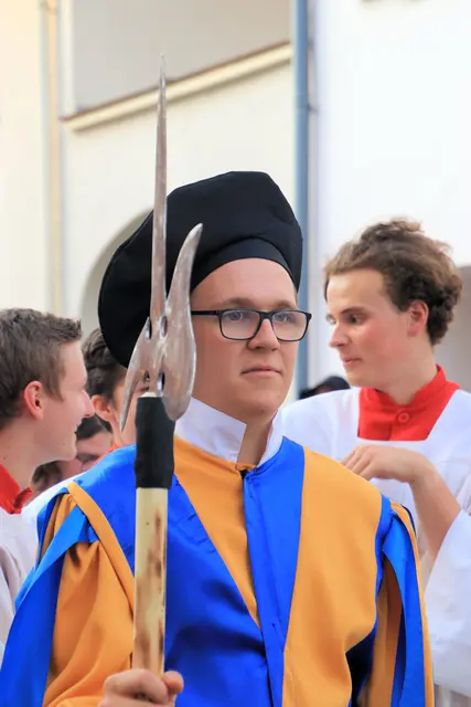 Hier hatten die Ministranten zum Schutz ihres Pfarrers den Bereich rund um die Jakobusschänke kurzerhand zum exterritorialen Gebiet des Vatikans erklärt und die Jurisdiktion der Stadtwache schlicht verneint. Zum Schutz dieses päpstlichen Gebiets in Friedberg wurde dann die Schweizer Garde abgefordert.

Kreativ sind die Minis von St. Jakob wirklich.   | Foto: Julian Schmidt