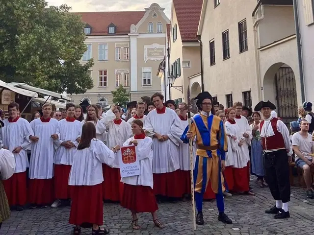 Und wenn der Stadtpfarrer von der Stadtwache während des Altstadtfestes zur Bäckertaufe abgeholt werden soll, dann können die jungen Leute ihr ganzes kreatives Potential ausschöpfen.  | Foto: Julian Schmidt