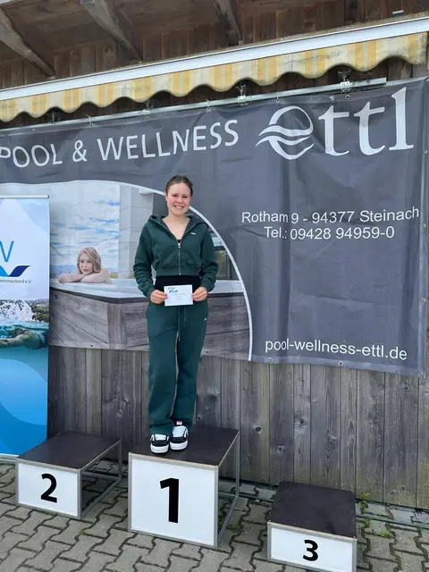 Elisa Odau freut sich über den Gesamtsieg und ihre verdiente Siegerprämie beim Bayern Cup.
