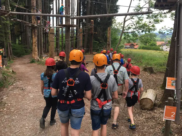 Spaß mit wichtigen Lektionen fürs Leben zu verbinden, wie hier in Kletterwald, das zeichnet kirchliche Jugendarbeit aus. | Foto: P. Steffen. Brühl