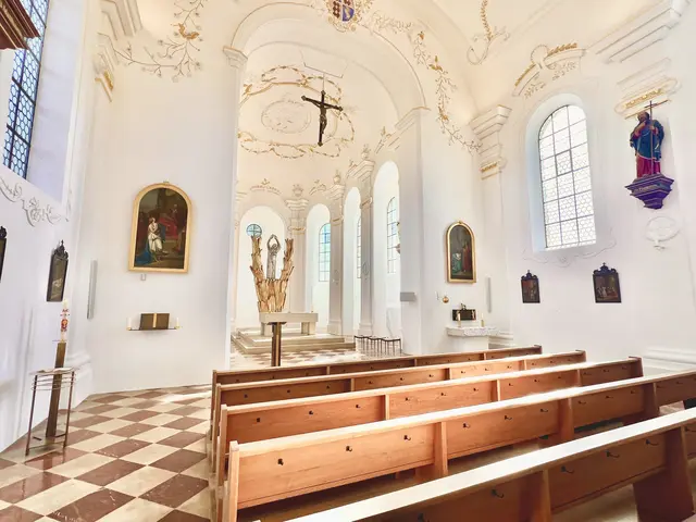 Der lichtdurchflutete Innenraum der Wallfahrtskirche St. Afra im Felde, lässt alles leichter und transparenter erscheinen. Der Betrachter wird durch die neue Farbführung regelrecht aufgerichtet und nach oben gezogen. 
Damit dieses Erlebnis auch bei diffusen natürlichen Lichtverhältnissen erfahrbar bleibt, wurde bei der Generalsanierung 2021 bis 2024 eine computergesteuerte Beleuchtungsanlage eingebaut | Foto: P. Steffen Brühl 