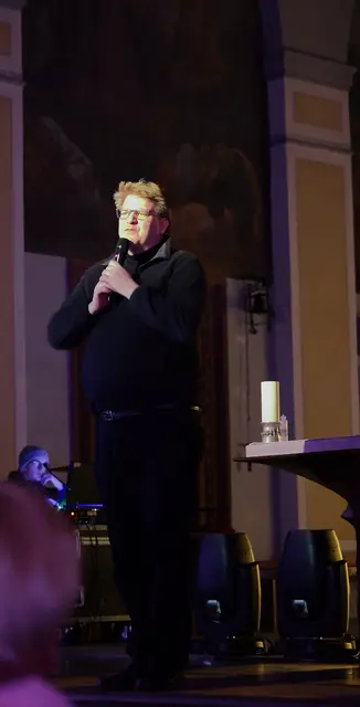 Nachdem die junge christliche Gemeinde frei ihren Glauben leben durfte und auch Kirchen bauen konnten, orientierten sie sich nicht an den römischen Tempeln, sondern an den Basiliken. Das waren öffentliche Gebäude, die als Markthallen, Treffpunkte und zum Informationsaustausch genutzt wurden. 

Auch die Friedberger Stadtpfarrkirche ist im Stil einer Basilika gebaut. Für Stadtpfarrer P. Steffen Brühl ist dies eine bleibende Verpflichtung, die Kirchen für die Menschen und ihre heutigen Fragen offen zu halten. „Jeder darf, ja soll, mit seinen Fragen ans Leben kommen können. Unsere Aufgabe ist es, die Menschen dabei zu begleiten“, so P. Brühl.  | Foto: Achim Lüders