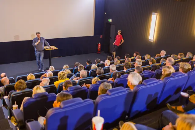 Mit einem Eberhofer-Krimi im Kino bedankte sich die Friedberger Pfarrei bei den ehrenamtlich Engagierten beim Altstadtfest.  | Foto: Pfarrei St. Jakobus maj. 