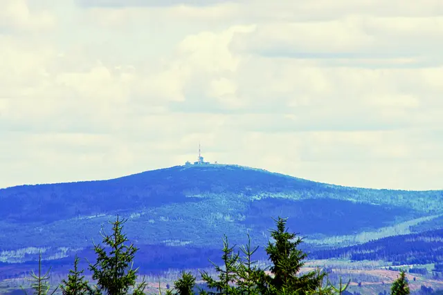 Blick vom Aussichtsturm auf den Brocken